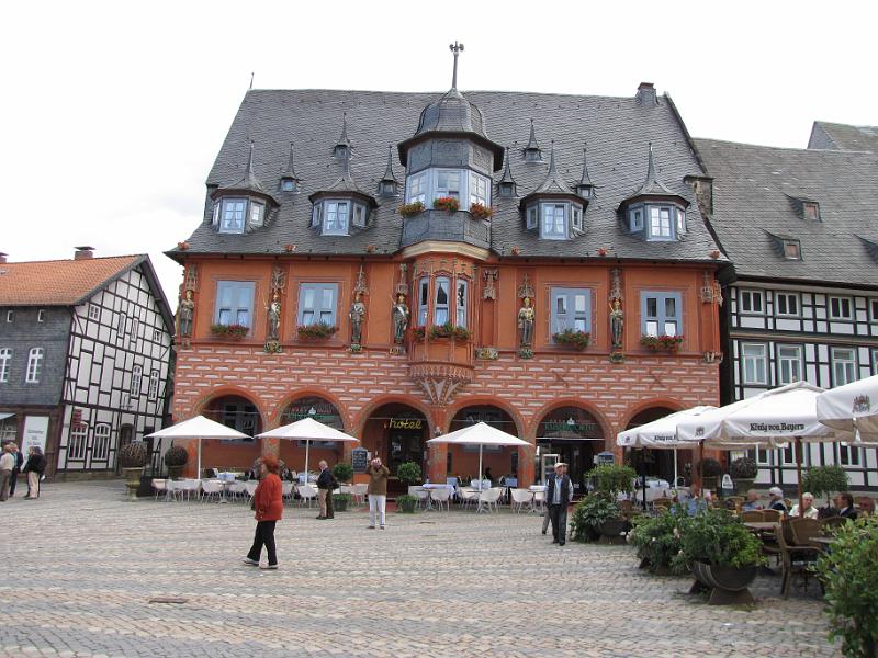 goslar_die worth gildehuis.jpg - In de middag brengen we een bezoek aan het historische centrum van Goslar. Op het marktplein is dit zeker het mooiste pand. Het "Die Worth" gildehuis. Dit gildehuis van het gilde van kooplieden is voorzien van prachtige beelden.